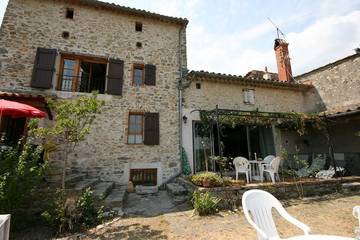 Gîte pour 4 personnes, avec terrasse et jardin, animaux acceptés à Tornac