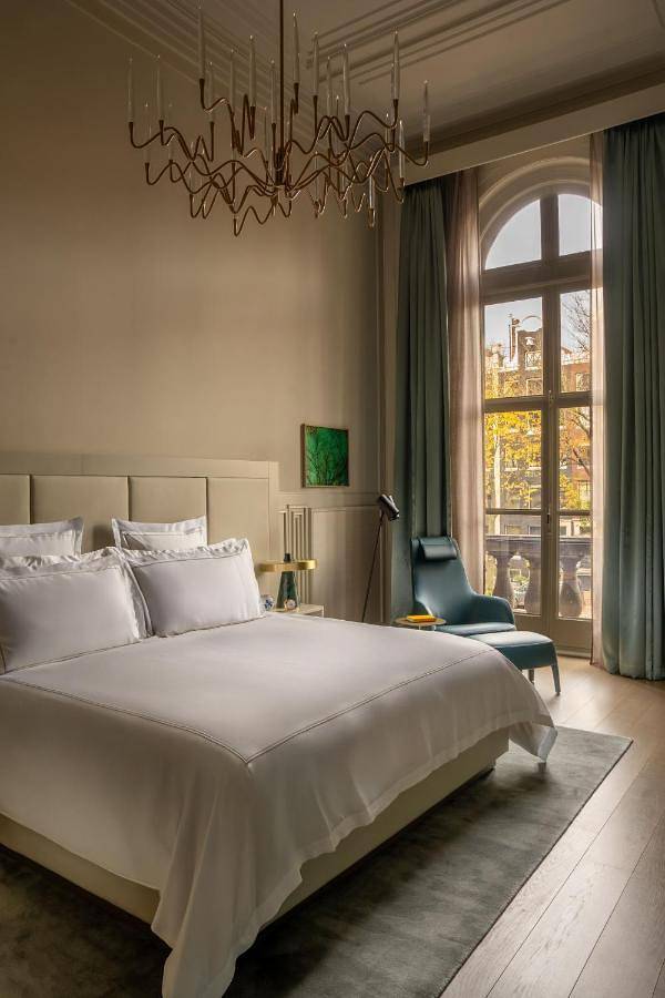 Hotel voor 7 personen, with Terras and Whirlpool as well as Tuin and Zwembad in Amsterdam