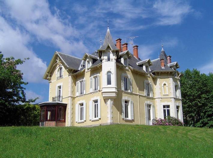Location de vacances pour 5 personnes, avec Jacuzzi et Jardin ainsi que Piscine et Sauna à Saint-Julien-Molin-Molette
