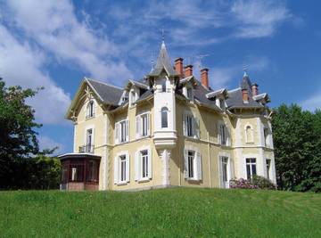Chambre d’hôte pour 4 personnes, avec piscine et sauna ainsi que vue et jardin dans la Loire