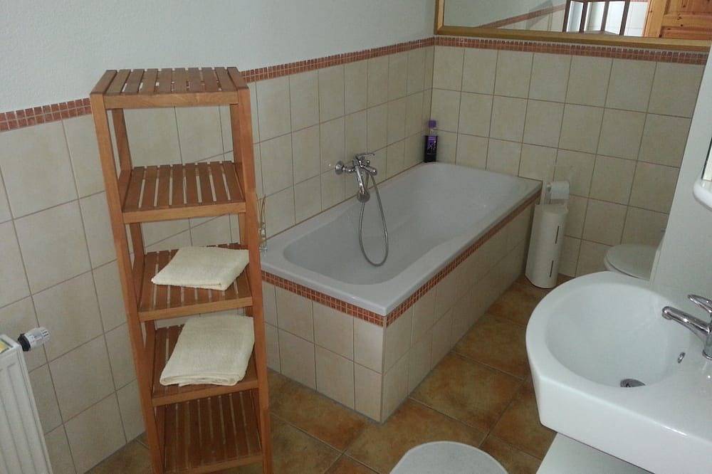 Apartamento entero, 2 dormitorios, amplio salón, piscina, wifi gratis, chimenea, acogedor moderno, terraza, Gs, parrilla in Henschleben, Corazón de Turingia