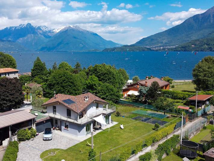 Ferienhaus für 5 Personen, mit Balkon und Whirlpool sowie Terrasse und Garten in Dongo