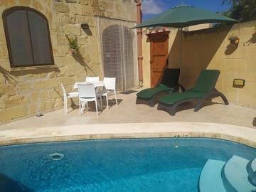 Gîte pour 4 personnes, avec vue ainsi que jardin et piscine dans Sannat