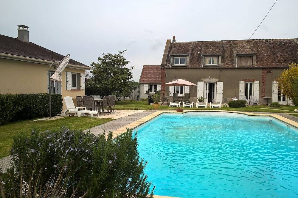 A 1h15 de  Paris  A6  longère avec Jardin  Piscine-  famille -Animaux  acceptés in Ervauville, Région de Montargis
