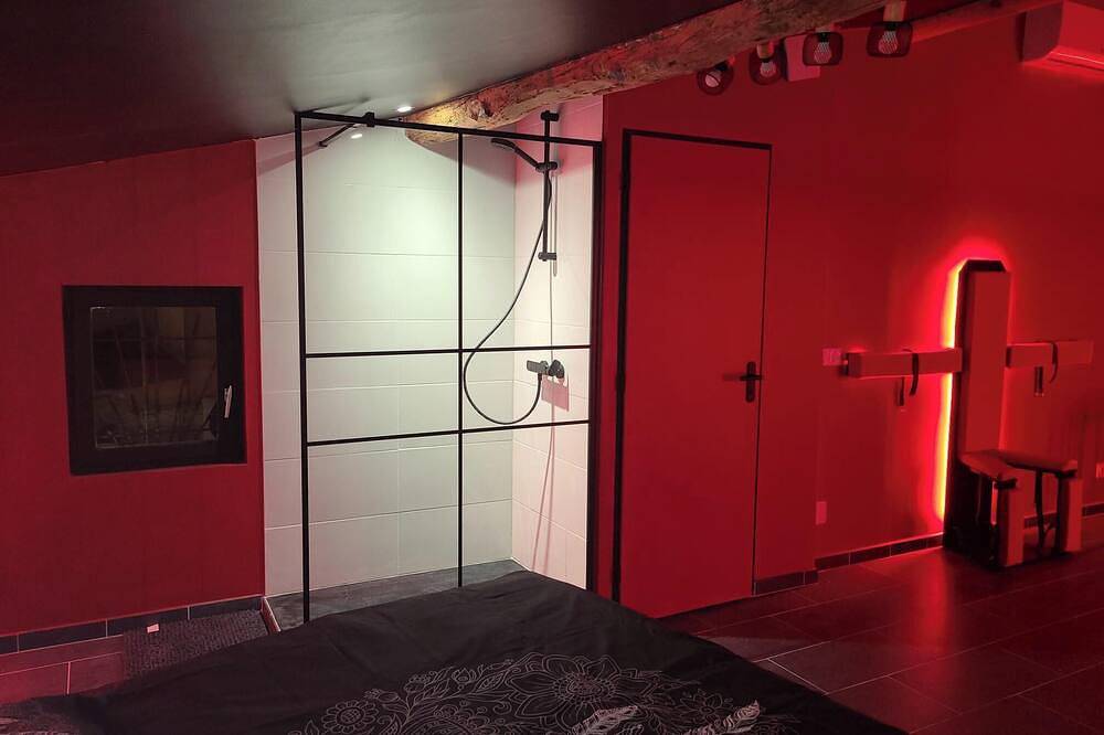 Apartamento entero, Love room \"La chambre des plaisirs secrets\" (The room of secret pleasures) in Manduel, Region de Nimes