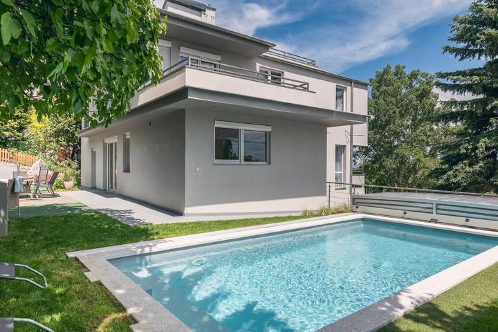 Villa voor 11 personen, with tuin and zwembad as well as uitzicht and sauna, met huisdier in Boedapest