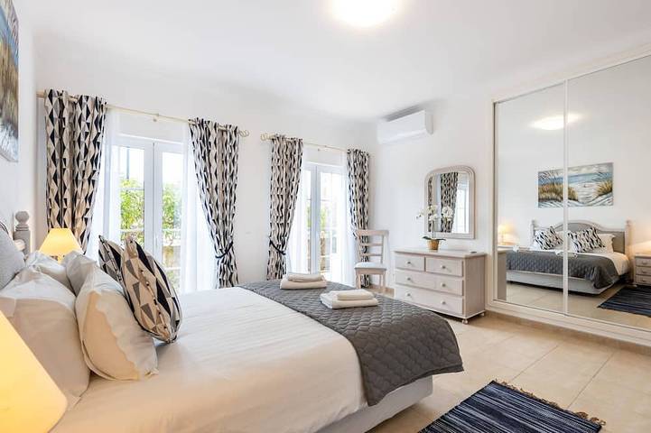 Quinta Encosta Velha - Casa Ensolarada in Budens, Faro Distrikt