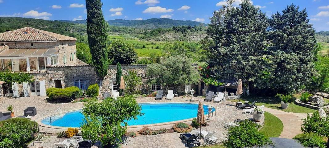 Chambre d’hôte pour 2 personnes, avec piscine et vue ainsi que terrasse et sauna à Saint-André-de-Cruzières
