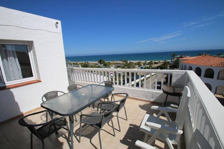 Apartamento para 5 personas, con terraza además de vistas y piscina, Se admiten mascotas en Parque de Montroig