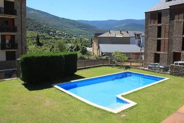 Gîte pour 6 personnes, avec vue ainsi que piscine et jardin à Sort