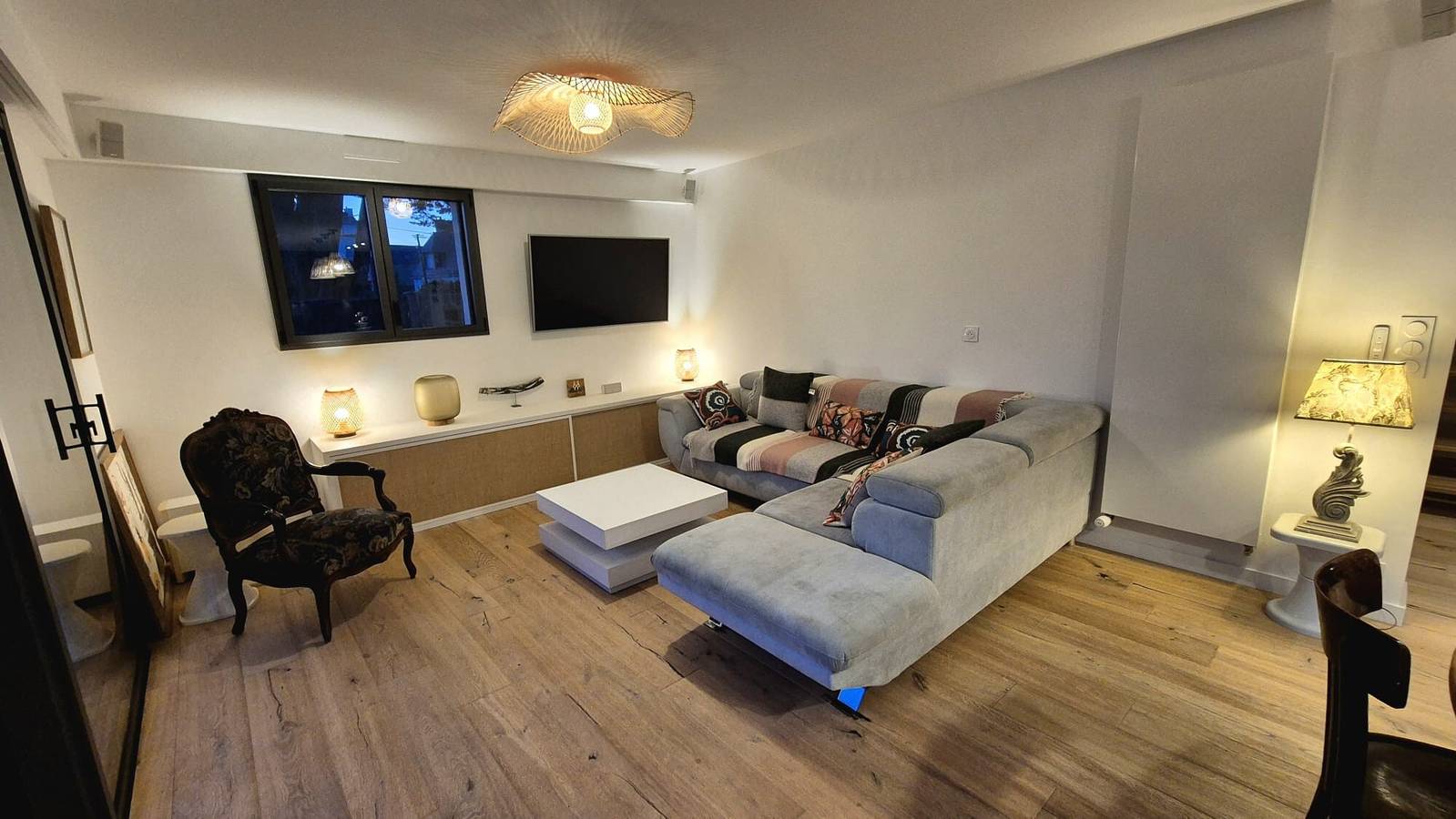 Maison Desmathi: terraza con jacuzzi y jardín en Saint-Pierre-Quiberon in Saint-Pierre-Quiberon, Côte des Mégalithes