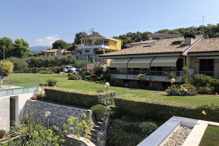 Ganze Wohnung, Apartment innerhalb einer Villa, großer Garten mit Blick auf See und Pool in Bardolino, Gardasee-Berge