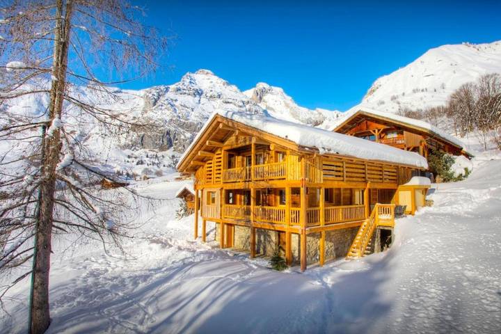 Chalet pour 14 personnes, avec jacuzzi ainsi que jardin et sauna, adapté aux familles