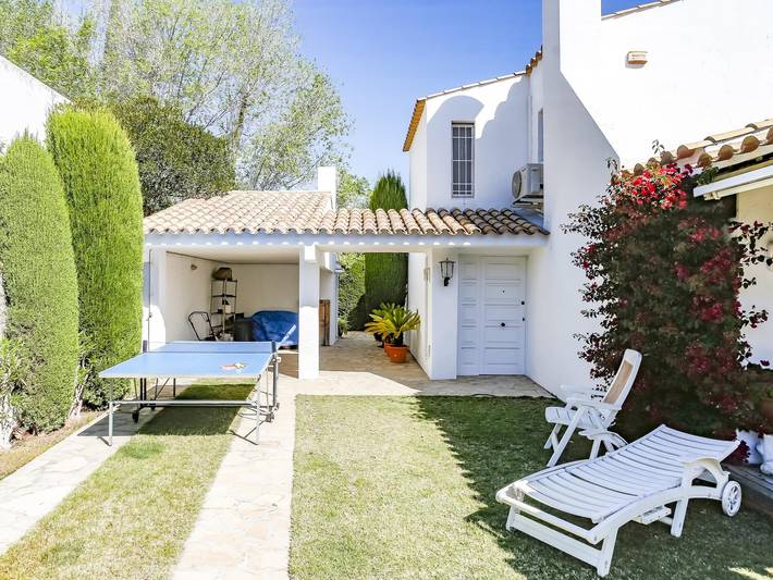 Location de vacances pour 10 personnes, avec jardin ainsi que terrasse et piscine, adapté aux familles à Sant Pere de Ribes - 3