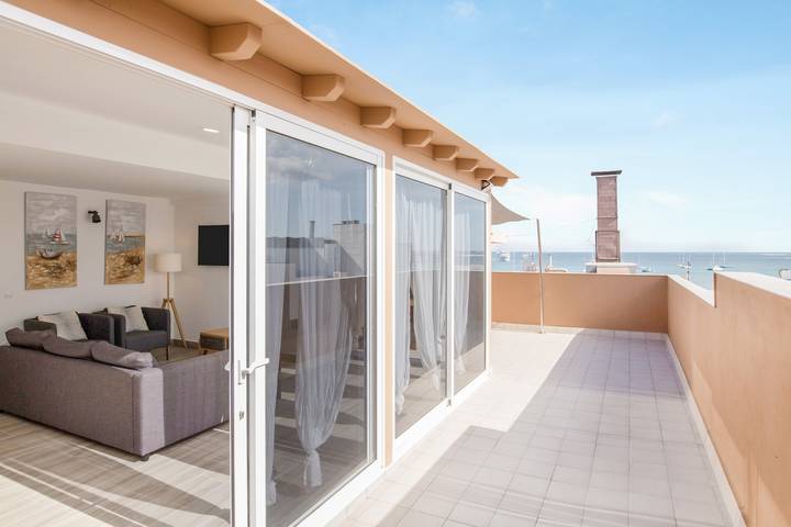 Apartamento entero, Amplio apartamento "Ático deluxe Corralejo centro" Cerca de la playa con vistas al mar in Puerto de Corralejo, La Oliva