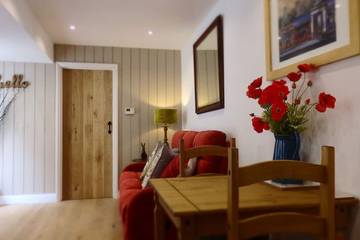 Log Cabin for 2 People in Burford, The Cotswolds, Photo 4