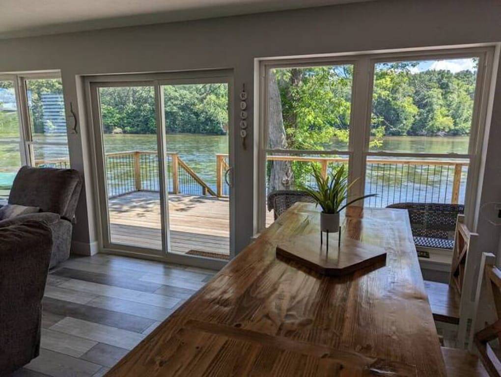 River Retreat W/ Hot Tub/ Game room in Elkhart County