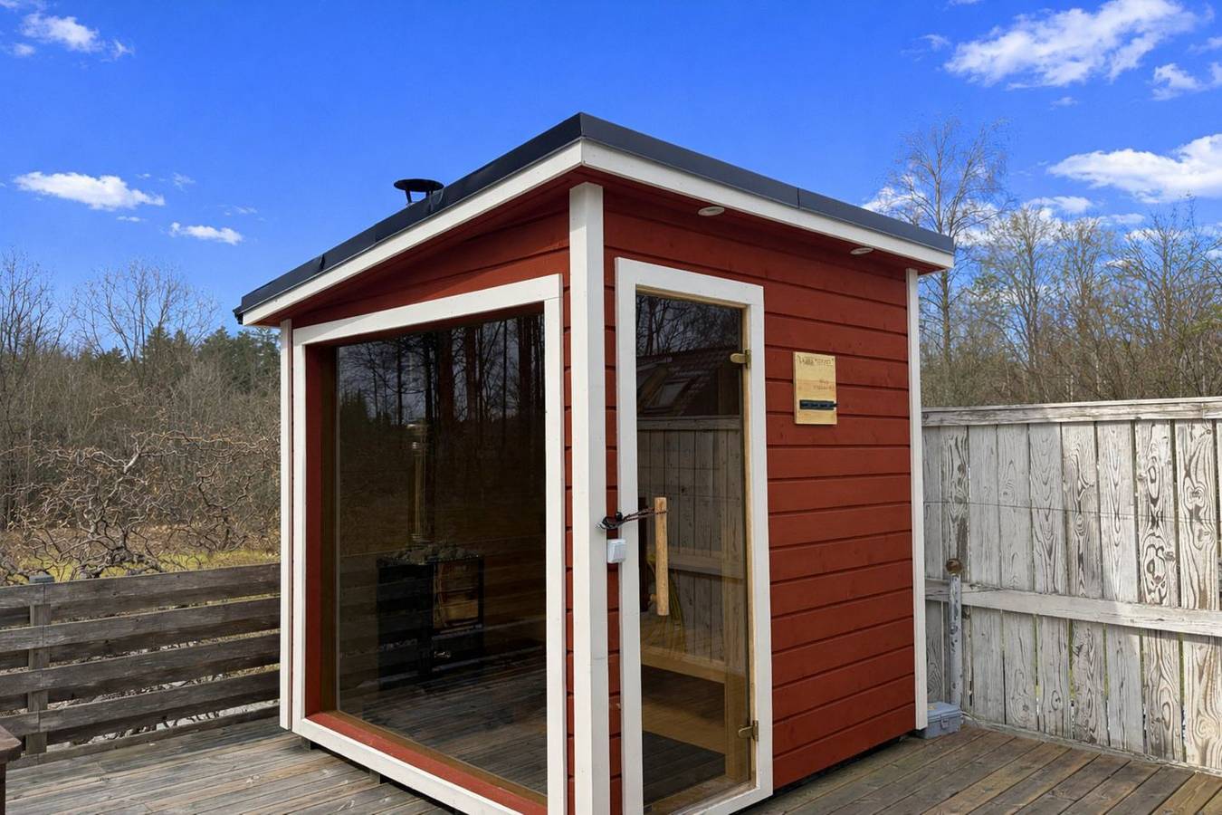 Villa Waldsee – Ferienhaus am See mit Pool, Hot Tub & Sauna in Småland in Emmaboda und Umgebung