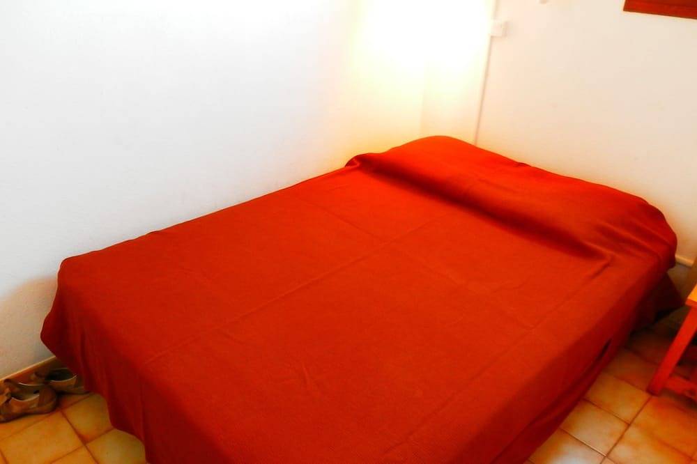 Small detached house with enclosed garden, beach below, sleeps 4 + pet in Sanary-sur-Mer, Mittelmeerküste (Frankreich)