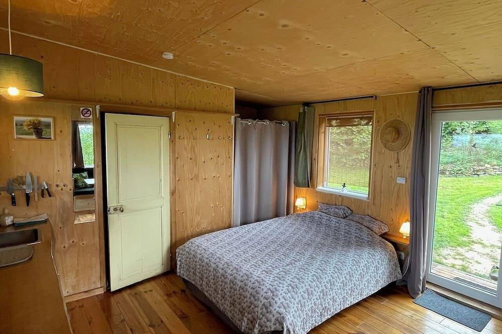 Cozy wooden cabin with a covered terrace and a panoramic view in Tannay, Nièvre