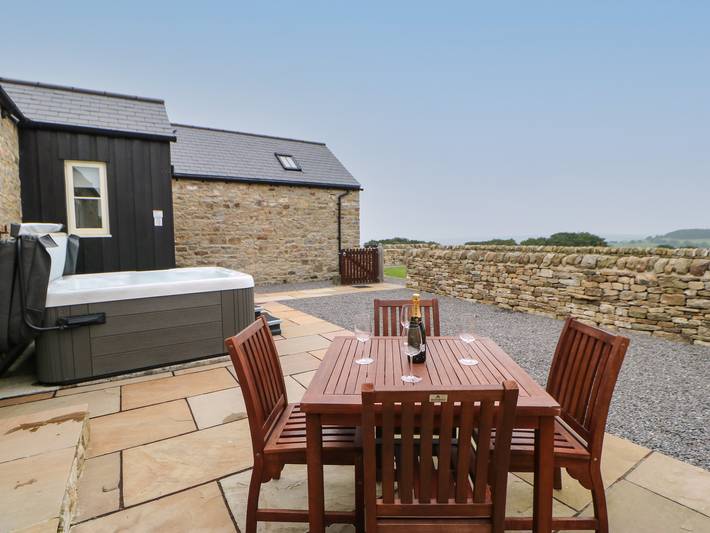 Log cabin for 4 people, with Hot tub and Garden in County Durham