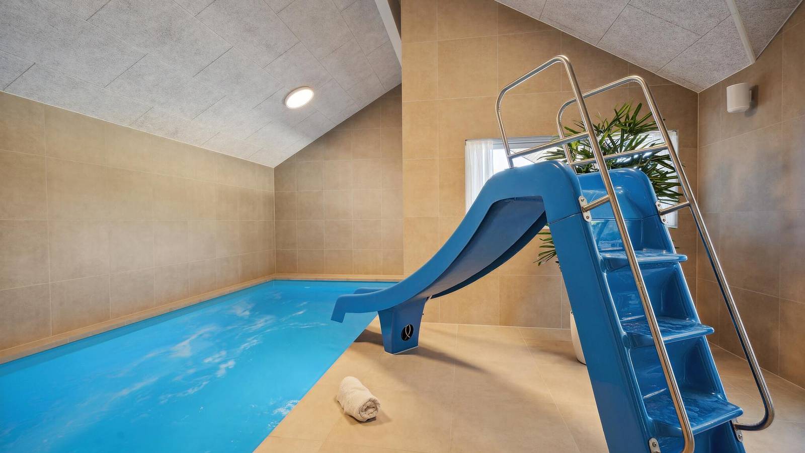 776 – Ferienhaus mit Pool in Ivenack für 18 Personen in Ivenack, Mecklenburgische Seenplatte