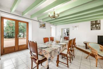 Vacation Rental for 10 Guests in Saint-Georges-de-Baroille, Roanne region, Picture 3