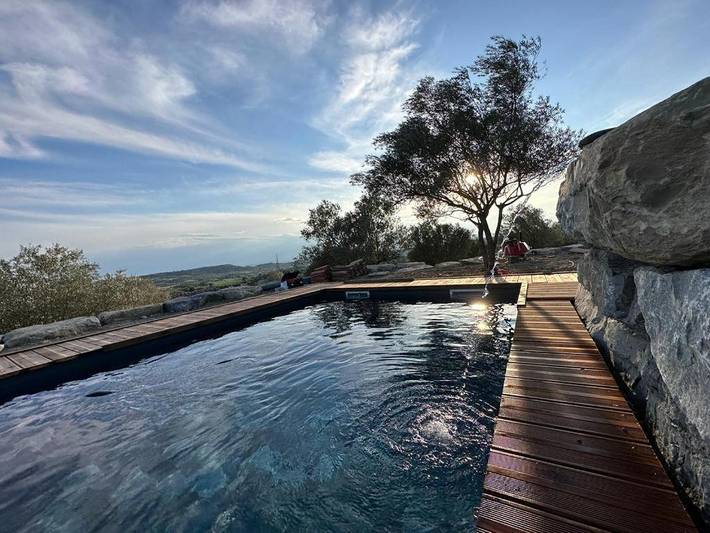 Location de vacances pour 18 personnes, avec vue ainsi que jardin et piscine à Saint-Just-et-Vacquières