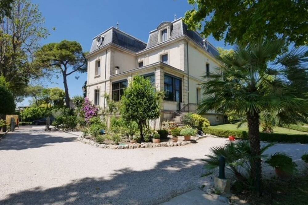 Apartamento entero, 2-star apartment in writer's house in Sommières, Region de Nimes