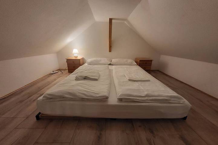 Ganze Wohnung, Gutshof Ferienwohnung mit Kamin & Balkon, viel Natur, Hofgarten und See in Tangerhütte, Altmark