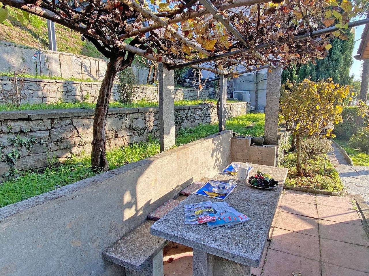 Ganze Wohnung, Charmante Wohnung im Parterre eines Zweifamilienhauses in Cugnasco-Gerra, Tessiner Alpen