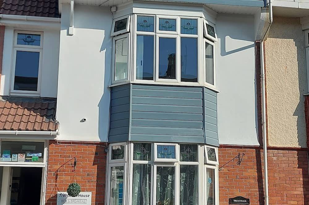 Room 6 double bedroom in Paignton, Torbay
