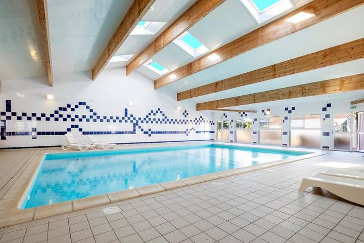 Camping pour 11 personnes, avec jardin ainsi que piscine et terrasse, animaux acceptés