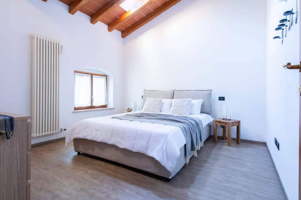Ganze Wohnung, Guesthost - A splendid 65 sq m apartment, perfect for 4 guests, located on the first floor of a completely renovated period building.The accommodation is located in Valeggio sul Mincio, just an 8-minute walk from the Scaligero Castle, a 15-minute walk fr in Valeggio sul Mincio, Verona Provinz