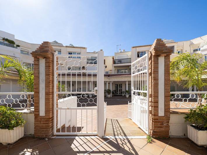 Entire holiday apartment, Located in Puerto Marina & Next Beach & Patio in Benalmádena, Costa del Sol