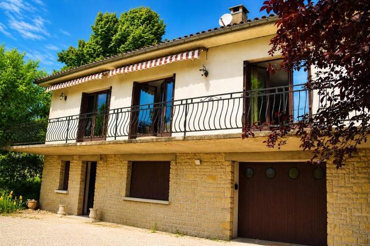 Location de vacances pour 8 personnes, avec vue et jardin à Liourdres