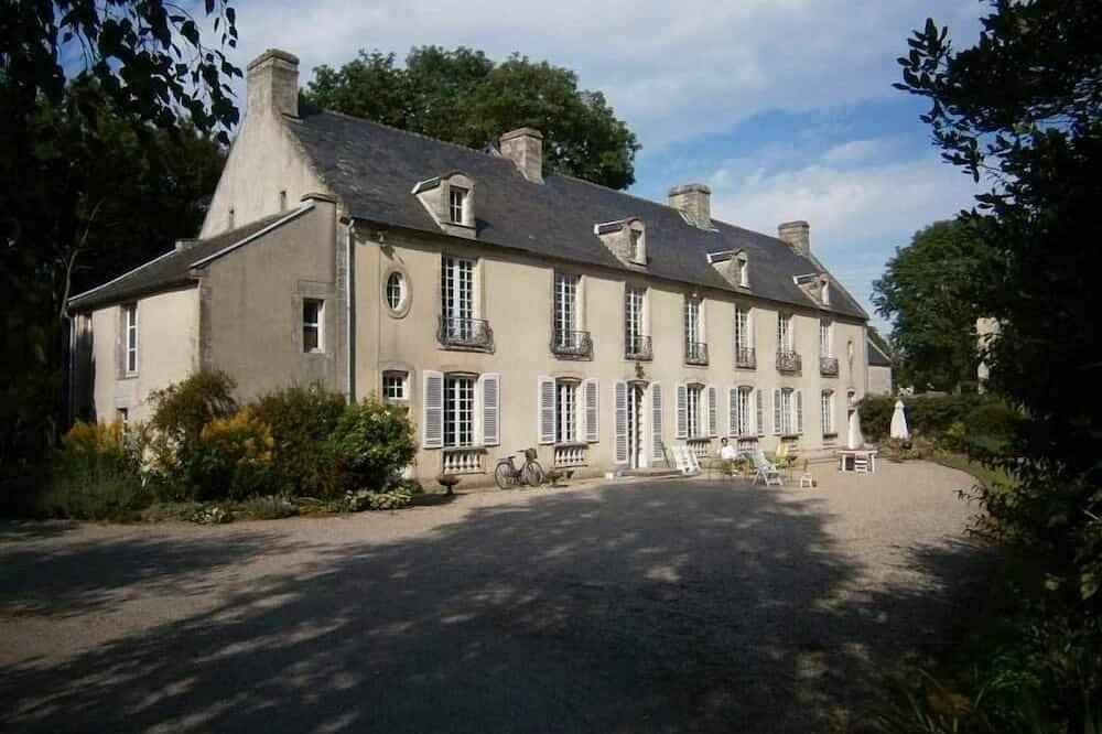 18th house with character, very comfortable in Ver-sur-Mer, Côte de Nacre