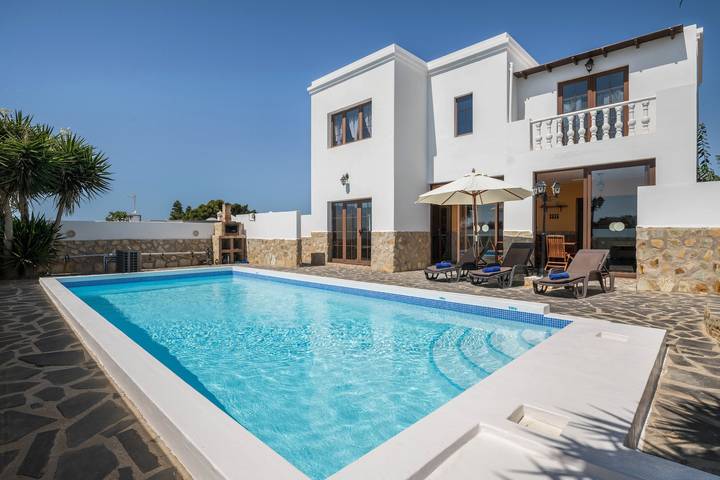 Villa für 8 Personen, mit Balkon und Whirlpool sowie Garten in Tinajo, Lanzarote