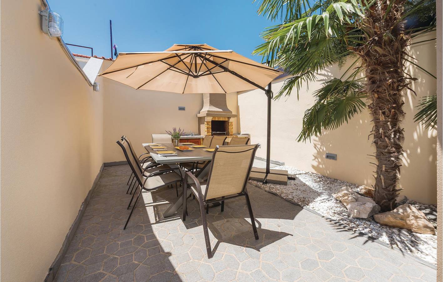 Charmante 2-Zimmer-Wohnung mit Terrasse, 700 m vom Strand entfernt in Vodice, Šibenik-Knin