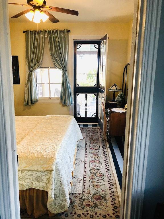 Ganze Wohnung, Historical Victorian 2 bedroom Flat 1 block from Beach Just Renovated! in Cape May, Cape May County