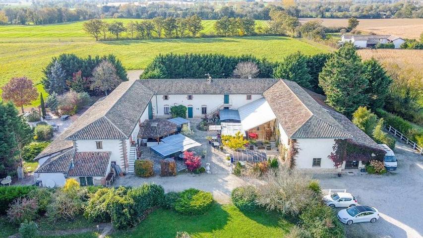 Location de vacances pour 41 personnes, avec terrasse et piscine dans Saint-Trivier-sur-Moignans