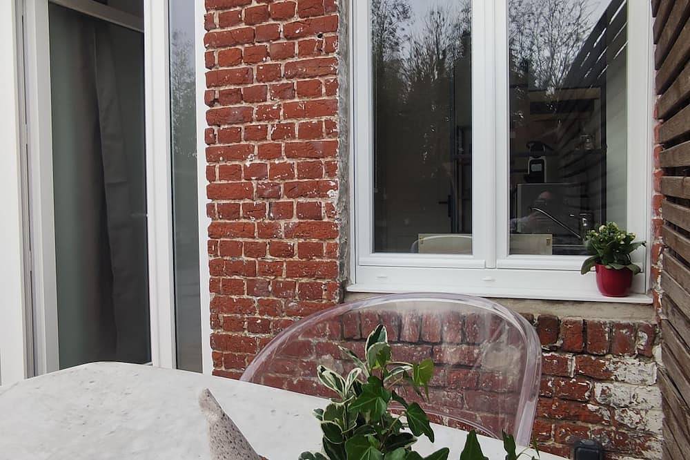 Entire apartment, Accommodation with terrace and secure, covered parking, 5 minutes from Lille in Marcq-en-Barœul, Lille region