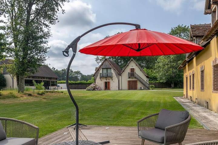 Location de vacances pour 12 personnes, avec balcon et jardin ainsi que vue et piscine à Neuvy-sur-Barangeon - 4