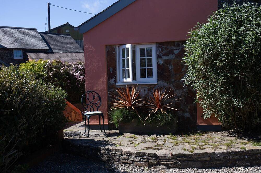 The Tack Room, shared hot tub and sauna in Hartland, Hartland Devon Heritage Coast