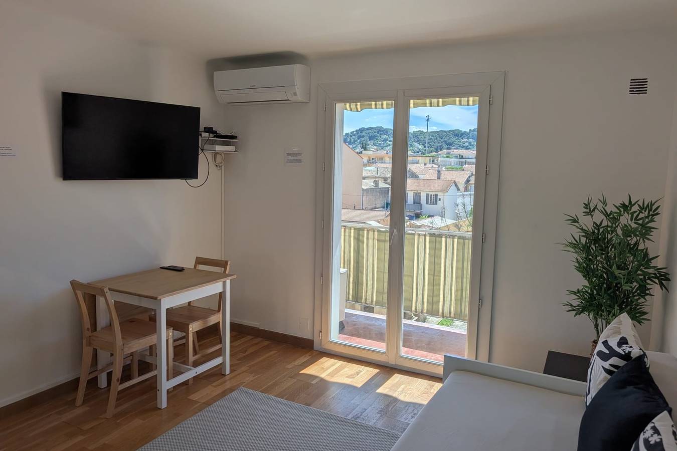 Estudio entero, Bright apartment with a balcony in Vallauris in Vallauris, Costa mediterránea (Francia)