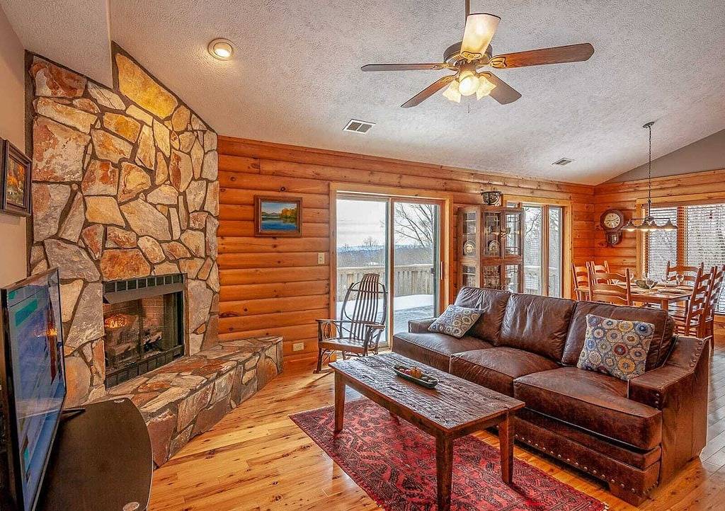 3Br / 3. 5Ba Authentic Mountain Home mit herrlicher Aussicht, Whirlpool in Master Suite, Spiel- und Spielzimmer, angebaute Garage, in der Nähe von Skilaufen! in Blue Ridge Parkway, Caldwell County