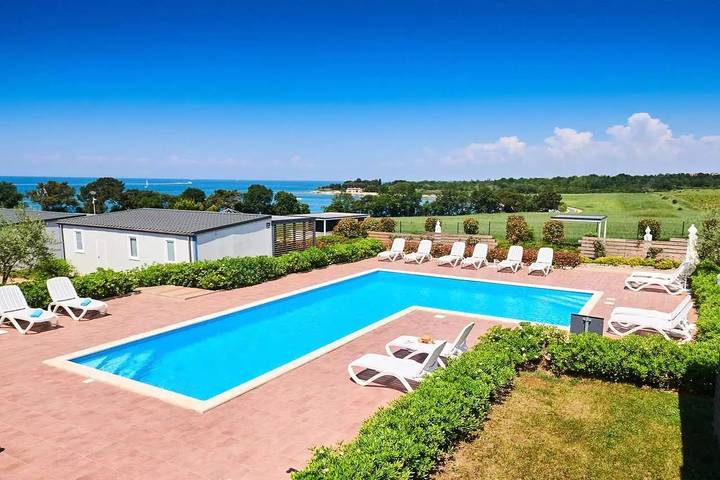 Wohnwagen für 4 Personen, mit Terrasse und Pool