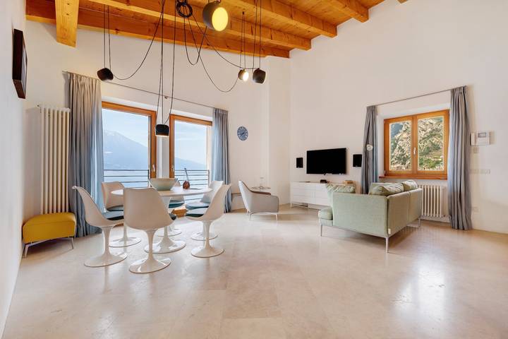Ferienwohnung für 2 Personen, mit Whirlpool und Garten sowie Sauna und Seeblick in Limone sul Garda