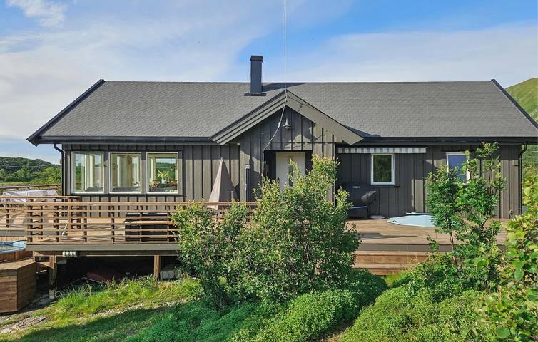 Ferienhaus für 10 Personen, mit Terrasse und Garten sowie Seeblick in Vesterålen