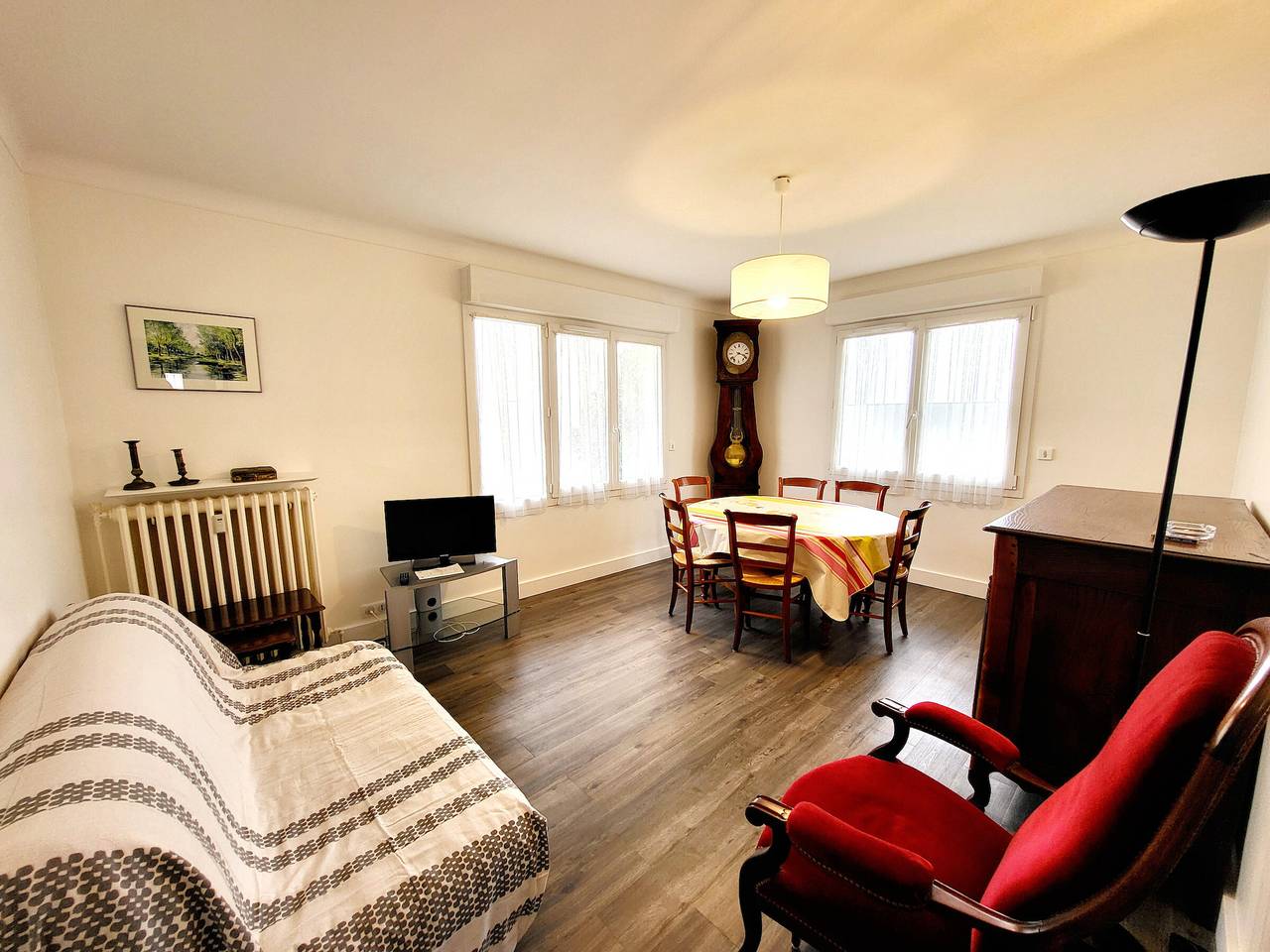 Entire apartment, Modern 1-Bed Apartment with Parking in Charming La Chaume, Close to Beach & Market in Les Sables-d'Olonne, Vendée